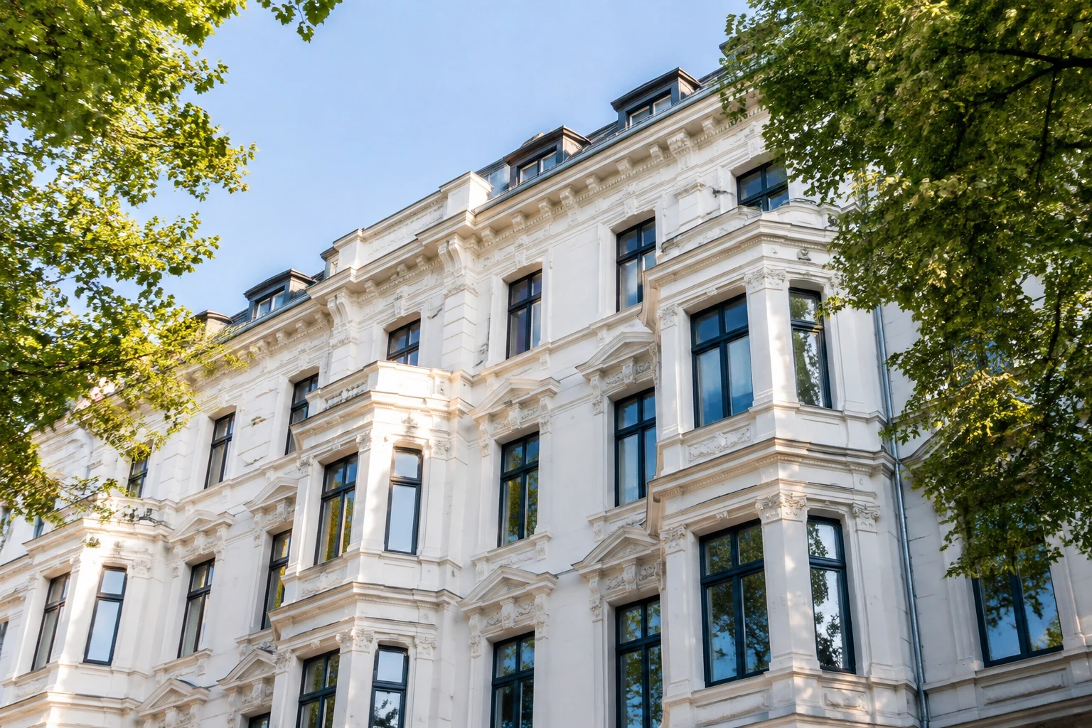 KI-generierte Bildwelt: lichtdurchflutete weiße Altbaufassade im Hamburger Stil